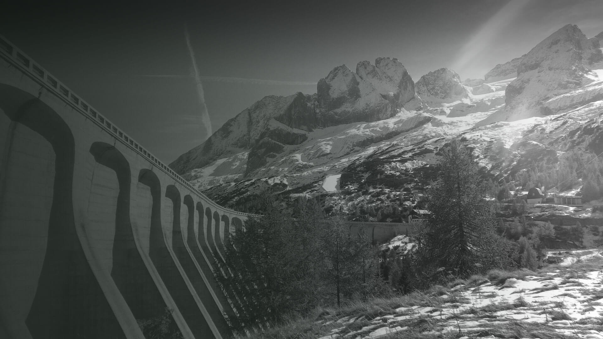 Viadotto ferroviario in un paesaggio montano