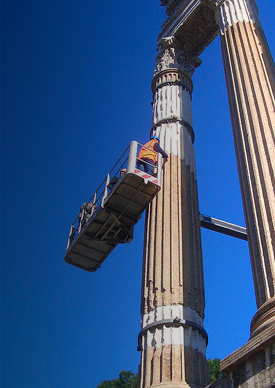 Ispezione di colonne con piattaforma elevatrice